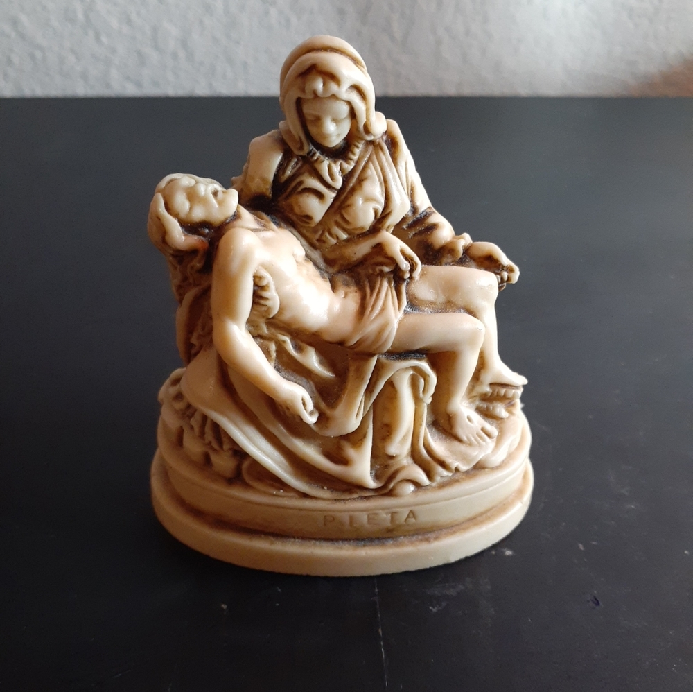 RARE EXQUISITE G. Ruggeri Italy 4" PIETA MARY & JESUS Marble Dust Sculpture.